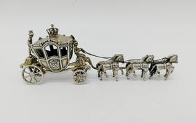 Миниатюра из серебра "Королевская карета"