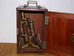 Микроскоп в футляре