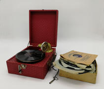 Патефон с набором пластинок