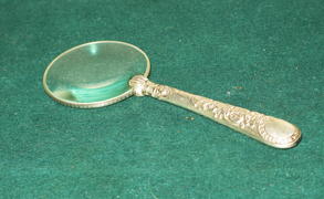 Лупа в серебряной оправе