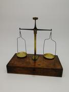 Весы аптечные с комплектом разновесов.