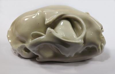 Статуэтка "Мышь в черепе". Подглазурная синяя марка "три волны", зелёная "DANMARK".