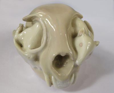 Статуэтка "Мышь в черепе". Подглазурная синяя марка "три волны", зелёная "DANMARK".