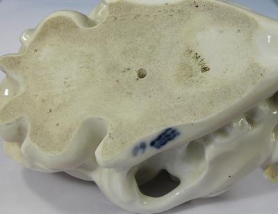 Статуэтка "Мышь в черепе". Подглазурная синяя марка "три волны", зелёная "DANMARK".