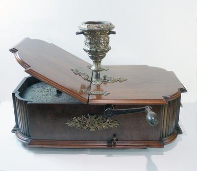 Музыкальная подставка для новогодней елки "Gloriosa". Западная Европа. Конец XIX - начало ХХ века.