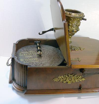 Музыкальная подставка для новогодней елки "Gloriosa". Западная Европа. Конец XIX - начало ХХ века.