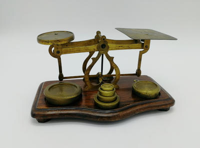 Весы почтовые. Предназначены для взвешивания конвертов. В комплекте с шестью оригинальными разновесами.