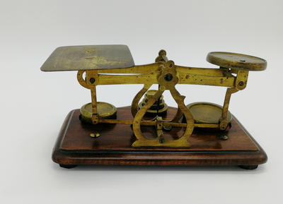 Весы почтовые. Предназначены для взвешивания конвертов. В комплекте с шестью оригинальными разновесами.