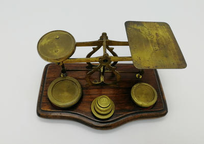 Весы почтовые. Предназначены для взвешивания конвертов. В комплекте с шестью оригинальными разновесами.