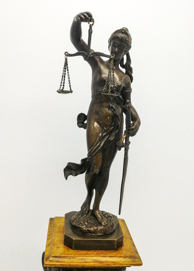 Скульптура "Фемида". Автор Hermann Eichberg, бронза, конец XIX века