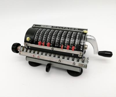 Арифмометр &amp;quot;PRODUX MULTATOR&amp;quot;. Данная счетная машина предназначена для четырех арифметических действий (сложение, вычитание, умножение, деление)