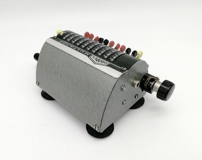 Арифмометр &amp;quot;PRODUX MULTATOR&amp;quot;. Данная счетная машина предназначена для четырех арифметических действий (сложение, вычитание, умножение, деление)