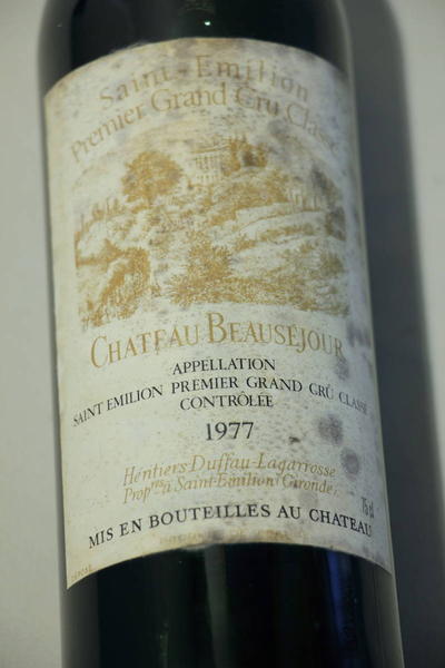 Вино 1977 "Chateau Beauséjour" Premier Grand Crû Classé. Упаковка не повреждена. Состояние этикетки см. фото. Ящик изготовлен из дуба.
