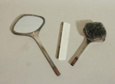 Туалетный набор. В набор входит зеркало, расческа и щетка для волос.
