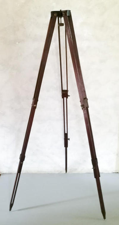 Фотокамера со штативом. Одна из ранних студийных фотокамер. На объективе ещё отсутствует механический затвор с выдержкой съемки.