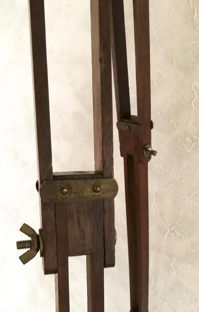 Фотокамера со штативом. Одна из ранних студийных фотокамер. На объективе ещё отсутствует механический затвор с выдержкой съемки.