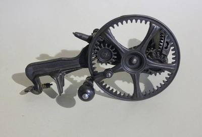 Яблокочистка. США. Фирма-изготовитель "Reading Hardware Co., Reading, PA, USA". Запатентован. Конец XIX века.