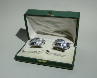 Солонки с ложечками. Франция. Серебро 850*.