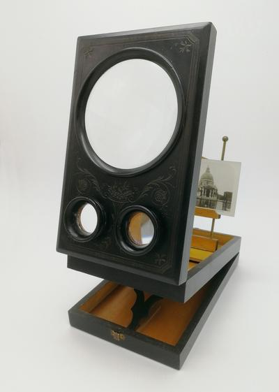 Стереоскоп. Данный прибор позволяет просматривать как отдельные фотографии так и стереопары.