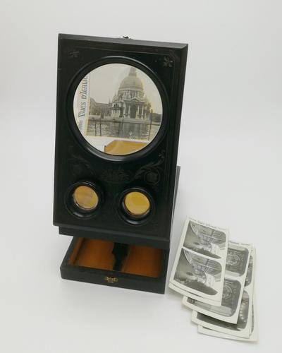 Стереоскоп. Данный прибор позволяет просматривать как отдельные фотографии так и стереопары.