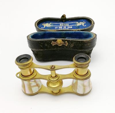 Бинокль театральный в оригинальном футляре. Западная Европа. Конец XIX - начало XX века.