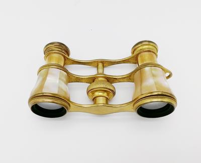 Бинокль театральный в оригинальном футляре. Западная Европа. Конец XIX - начало XX века.