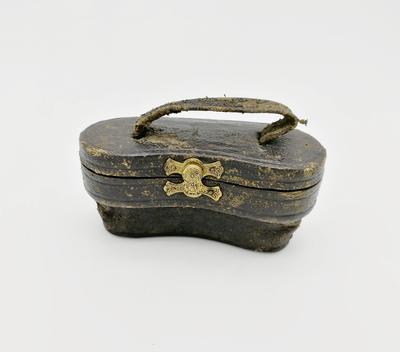 Бинокль театральный в оригинальном футляре. Западная Европа. Конец XIX - начало XX века.