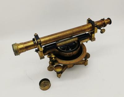 Нивелир. Конец XIX - начало XX вв. Западная Европа. В хорошей сохранности.