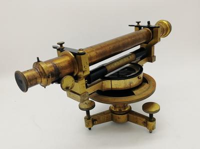 Нивелир. Конец XIX - начало XX вв. Западная Европа. В хорошей сохранности.