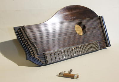 Цитра (дискант). Цитра (нем. Zither) — струнный щипковый музыкальный инструмент,