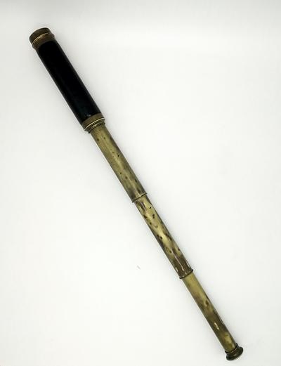 Подзорная труба. Состоит из четырех колен. Имеет кожаную оплетку.