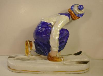 Скульптура &quot;Лыжница&quot;. Марка золотая &quot;ПЗ Песочное&quot;. Подпись автора &quot;Н. Павловская 1957&quot;.