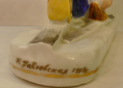 Скульптура &quot;Лыжница&quot;. Марка золотая &quot;ПЗ Песочное&quot;. Подпись автора &quot;Н. Павловская 1957&quot;.