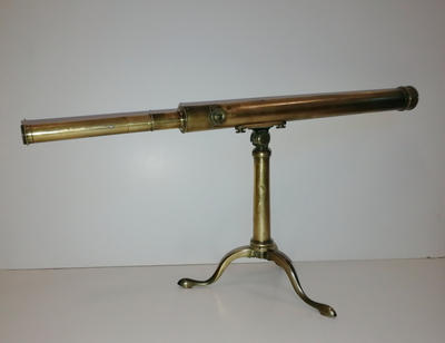 Телескоп "DOLLOND * LONDON" с подставкой. Старинный английский телескоп оригинальной комплектации. В рабочем состоянии. Имеются незначительные вмятины и царапины характерные времени.