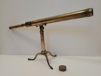 Телескоп "DOLLOND * LONDON" с подставкой. Старинный английский телескоп оригинальной комплектации. В рабочем состоянии. Имеются незначительные вмятины и царапины характерные времени.