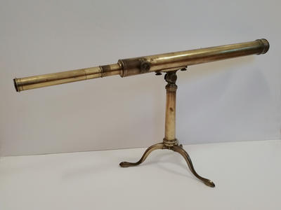 Телескоп "DOLLOND * LONDON" с подставкой. Старинный английский телескоп оригинальной комплектации. В рабочем состоянии. Имеются незначительные вмятины и царапины характерные времени.