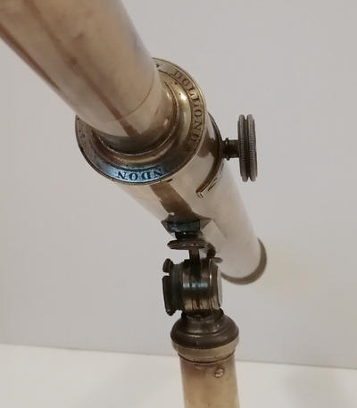 Телескоп "DOLLOND * LONDON" с подставкой. Старинный английский телескоп оригинальной комплектации. В рабочем состоянии. Имеются незначительные вмятины и царапины характерные времени.