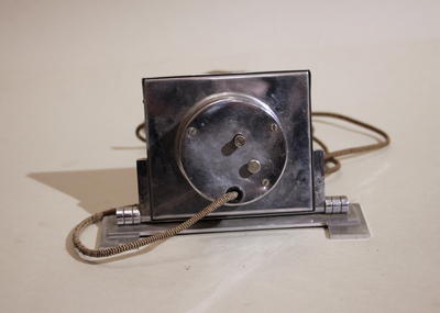 Часы настольные. Электрические часы, работают от сети 220 вольт.