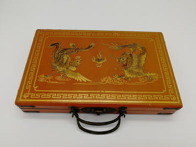 Игра "Маджонг". Набор состоит из оригинального футляра, полного набора фишек и правил игры на английском языке.