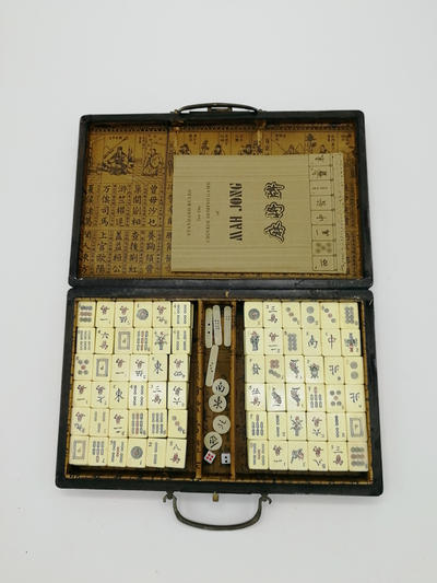 Игра "Маджонг". Набор состоит из оригинального футляра, полного набора фишек и правил игры на английском языке.