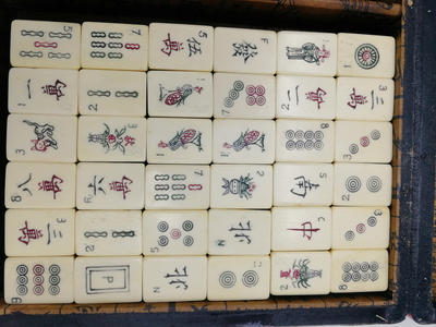 Игра "Маджонг". Набор состоит из оригинального футляра, полного набора фишек и правил игры на английском языке.