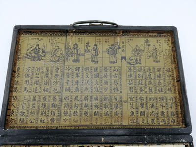 Игра "Маджонг". Набор состоит из оригинального футляра, полного набора фишек и правил игры на английском языке.