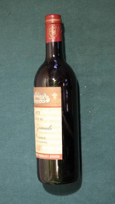 Вино 1975 "Chattau Des Grands Moinenes". Упаковка не повреждена. Потертости этикетки.