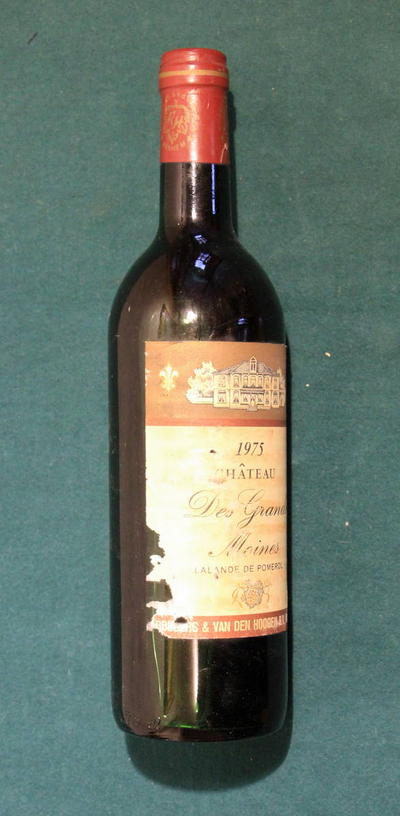 Вино 1975 "Chattau Des Grands Moinenes". Упаковка не повреждена. Потертости этикетки.