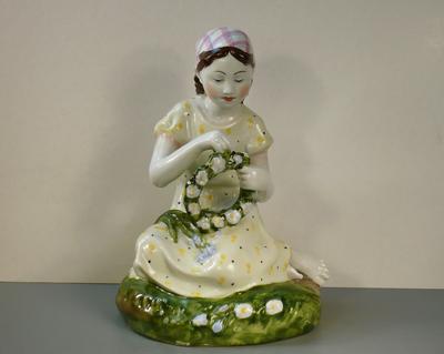 Статуэтка "Девочка с венком". Марка голубая надглазурная "ЛФЗ". Конец 1950-х годов.