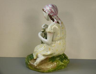 Статуэтка &quot;Девочка с венком&quot;. Марка голубая надглазурная &quot;ЛФЗ&quot;. Конец 1950-х годов.