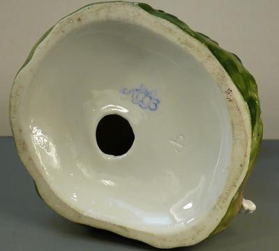 Статуэтка &quot;Девочка с венком&quot;. Марка голубая надглазурная &quot;ЛФЗ&quot;. Конец 1950-х годов.