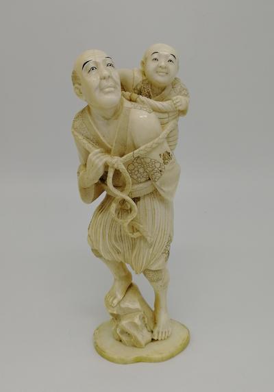 Окимоно "Японец несущий ребёнка". Япония конец 19 века. В хорошей сохранности.