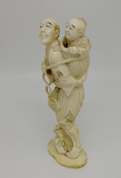 Окимоно "Японец несущий ребёнка". Япония конец 19 века. В хорошей сохранности.