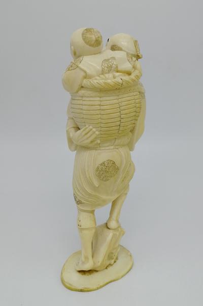Окимоно "Японец несущий ребёнка". Япония конец 19 века. В хорошей сохранности.